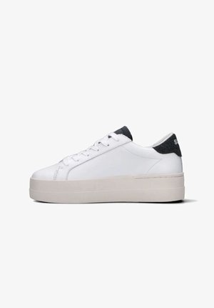 Sneaker basso bianco con suola spessa beige, lacci bianchi e tassello sul tallone nero con testo bianco su uno sfondo bianco semplice.