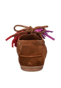 Bruine suède moccasins met een ronde vorm, voorzien van veelkleurige franjes in rood en paars, en een gestructureerde, flexibele zool.