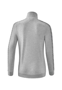 Felpa grigia con zip e collo alto, maniche lunghe, caratterizzata da righe verticali a contrasto lungo le maniche. Tessuto morbido.