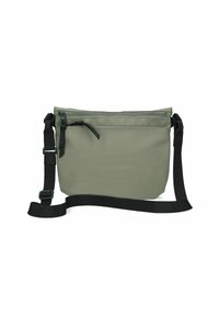 Borsa a spalla in nylon verde con una tracolla nera regolabile, dotata di chiusura superiore con cerniera e tasca frontale, texture liscia.