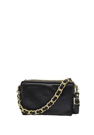 Sac à bandoulière rectangulaire en cuir noir avec une bandoulière en chaîne dorée et une fermeture éclair.