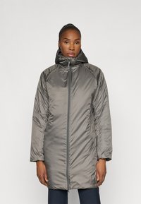 Lungo cappotto imbottito grigio con cappuccio, chiusura con zip davanti e tasche laterali. Il materiale è liscio e lucido, con un design semplice e funzionale.