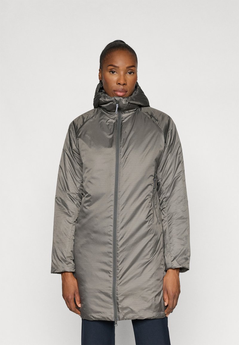 Lungo cappotto imbottito grigio con cappuccio, chiusura con zip davanti e tasche laterali. Il materiale è liscio e lucido, con un design semplice e funzionale.