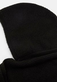 Tessuto a maglia nero con texture a costine, caratterizzato da un design morbido e spesso. I bordi sono rifiniti con cura, aumentando la durabilità.