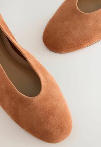 Next REGULAR FIT - FOREVER COMFORT  ROUND TOE - Ballerine - mottled brown