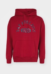 Rode hoodie met een kangoeroezak, capuchon met trekkoord, en een bedrukte "GAP ATHLETIC 1969" logo in het blauw aan de voorkant. Zacht katoenmateriaal.