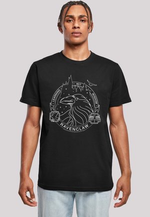Svart bomull T-skjorte med et hvitt Ravenclaw-våpenskjolddesign, inkludert en ørn, stjerner og teksten: «Læring, Kløkt, Visdom.» Vanlig passform.