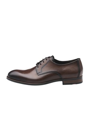 Brauner Lederschuh für Herren mit Schnürsenkeln, polierter Oberfläche, niedrigem Absatz und abgerundeter Spitze, seitlich auf weißem Hintergrund gezeigt.