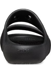 Sandalo in gomma nera con tre cinturini incrociati, superficie testurizzata, perforazioni per ventilazione e suola decorata. Marchio visibile di lato.