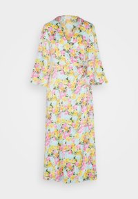 Blommig omslagsklänning med V-ringning, klockärmar och knytbälte. Färgerna inkluderar rosa, gula och blå rosor på en ljus bakgrund.