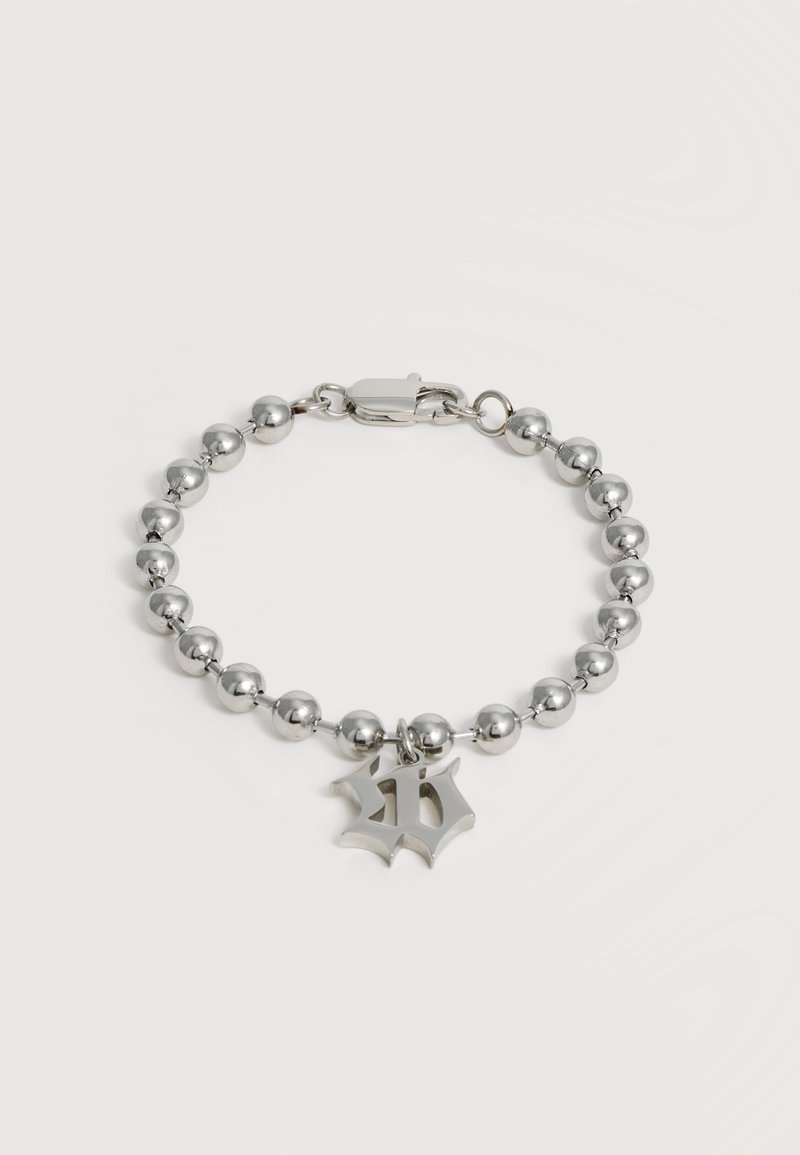 Bracelet à chaîne de billes en argent avec un pendentif en métal de style gothique et un fermoir mousqueton sur fond blanc.