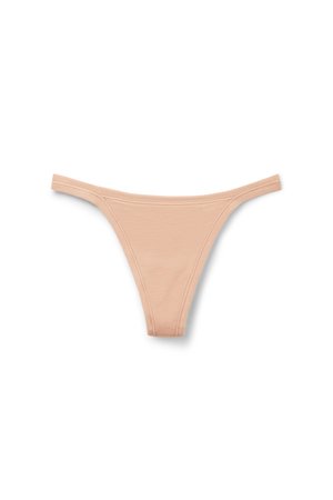 Beige damesstring met smalle elastische tailleband en zichtbare stiksels, plat neergelegd op een witte achtergrond.