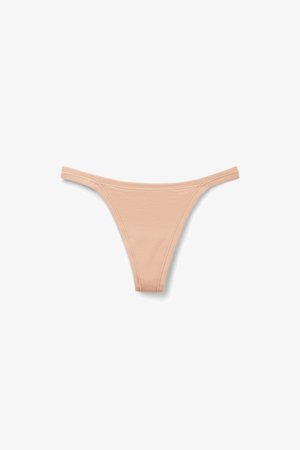 Beige damesstring met smalle elastische tailleband en zichtbare stiksels, plat neergelegd op een witte achtergrond.