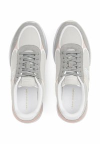 Baskets grises en matériaux maille et daim. Caractéristiques : semelle intermédiaire blanche, accents roses subtils et lacets gris. Logo sur la languette.