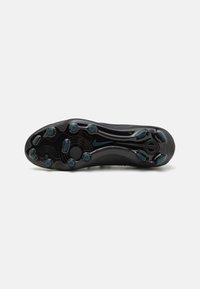 Sort fodboldstøvlesål med cirkulære traction studs, fremhævet af teal-detaljer, med glat tekstur og slankt design.