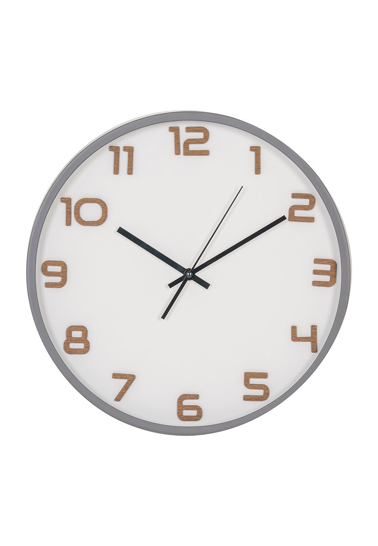 Runde Wanduhr mit grauem Rahmen, hölzernen Ziffern, schwarzen Stunden- und Minutenzeigern, die 10:09 anzeigen, und einem dünnen Sekundenzeiger auf weißem Hintergrund.