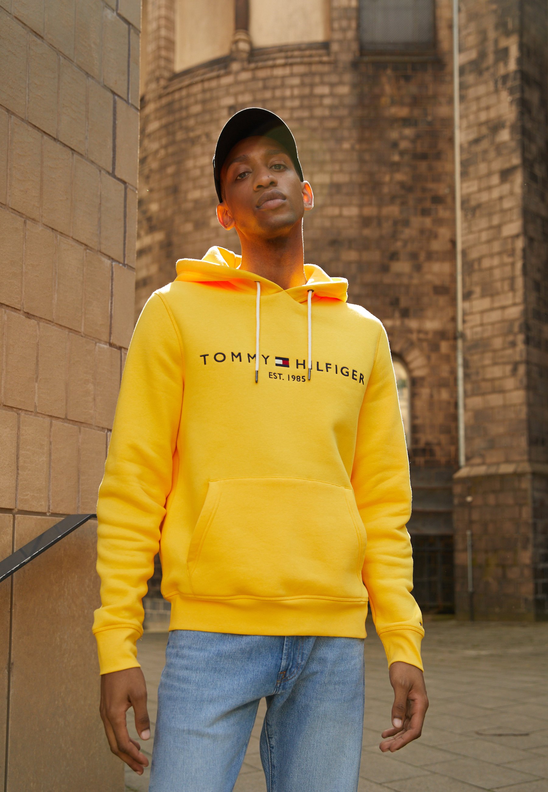 Udgangspunktet Symphony Før Tommy Hilfiger LOGO - Hoodie - warm yellow/yellow - Zalando.co.uk