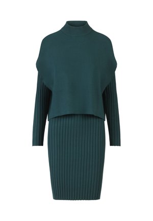 Teal gebreide jurk met een hoge hals, losse bovenlaag en aansluitende ribbenrok. Lange mouwen en een zachte textuur.