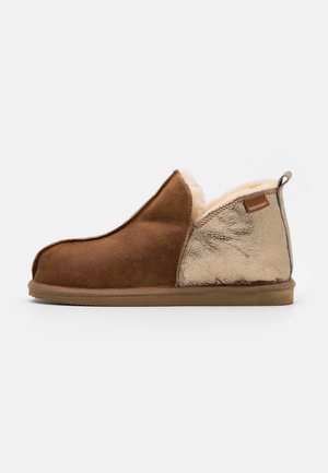 ANNIE - Slippers - antique cognac/gold