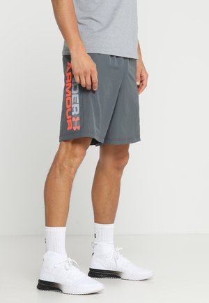 Pantaloncini sportivi grigi con logo "Under Armour" bianco e rosso sul lato, realizzati in materiale leggero, progettati per comfort e mobilità.