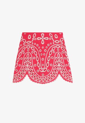 Czerwona spódnica z białymi kwiatowymi i paisley wzorami. Falbaniasty dół. Wykonana z lekkiego materiału o gładkiej fakturze.