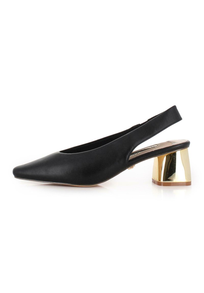 Zapato de tacón slingback de cuero negro con puntera afilada y un tacón bloque metálico dorado. Textura suave con un diseño minimalista.