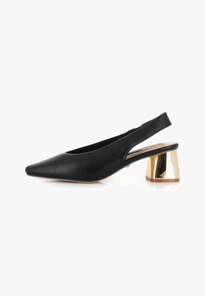 Zapato de tacón slingback de cuero negro con puntera afilada y un tacón bloque metálico dorado. Textura suave con un diseño minimalista.