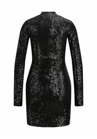 Schwarzes Kleid mit langen Ärmeln, hohem Ausschnitt und bedeckt mit vertikalen Pailletten, die eine strukturierte, reflektierende Oberfläche erzeugen.