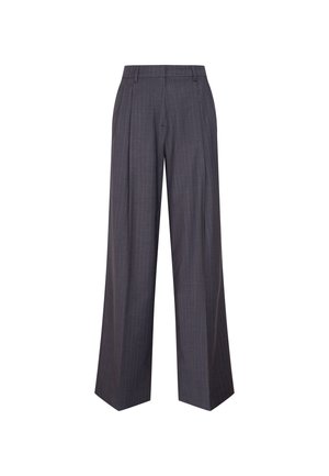 Brede broekspijpen in donkergrijze stof met subtiele streepjes. Heeft een op maat gemaakte taille en scherpe plooien voor een gestructureerde uitstraling.