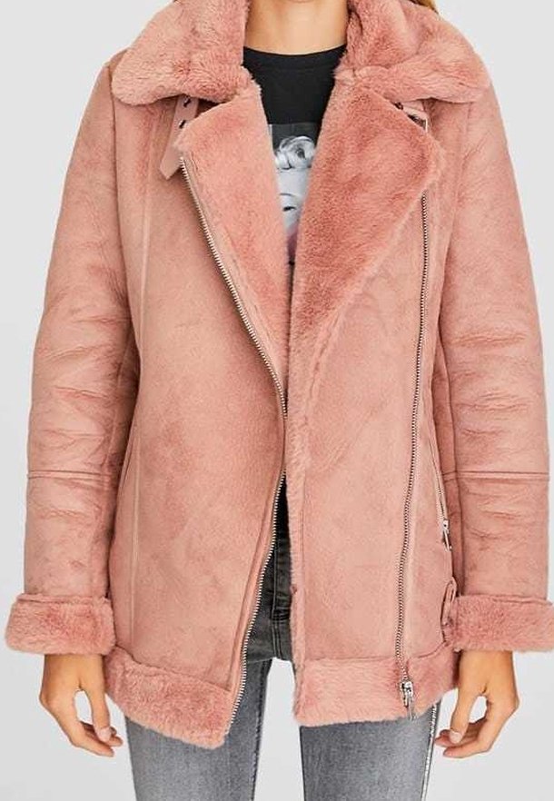 Roze nepbontjas met een brede kraag, ritssluiting en lange mouwen. Heeft een zachte textuur en omgeslagen manchetten.