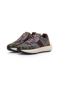 Zapatillas sintéticas con puntera de estampado de leopardo, cuerpo gris, acentos en burdeos y cordones rosas. Presenta suela de goma y paneles texturizados.