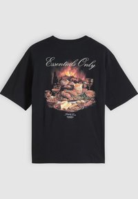 T-shirt de algodão preto com um gráfico colorido de alimentos e bebidas à volta de um fogo, com o texto "Essentials Only" em letra cursiva nas costas.