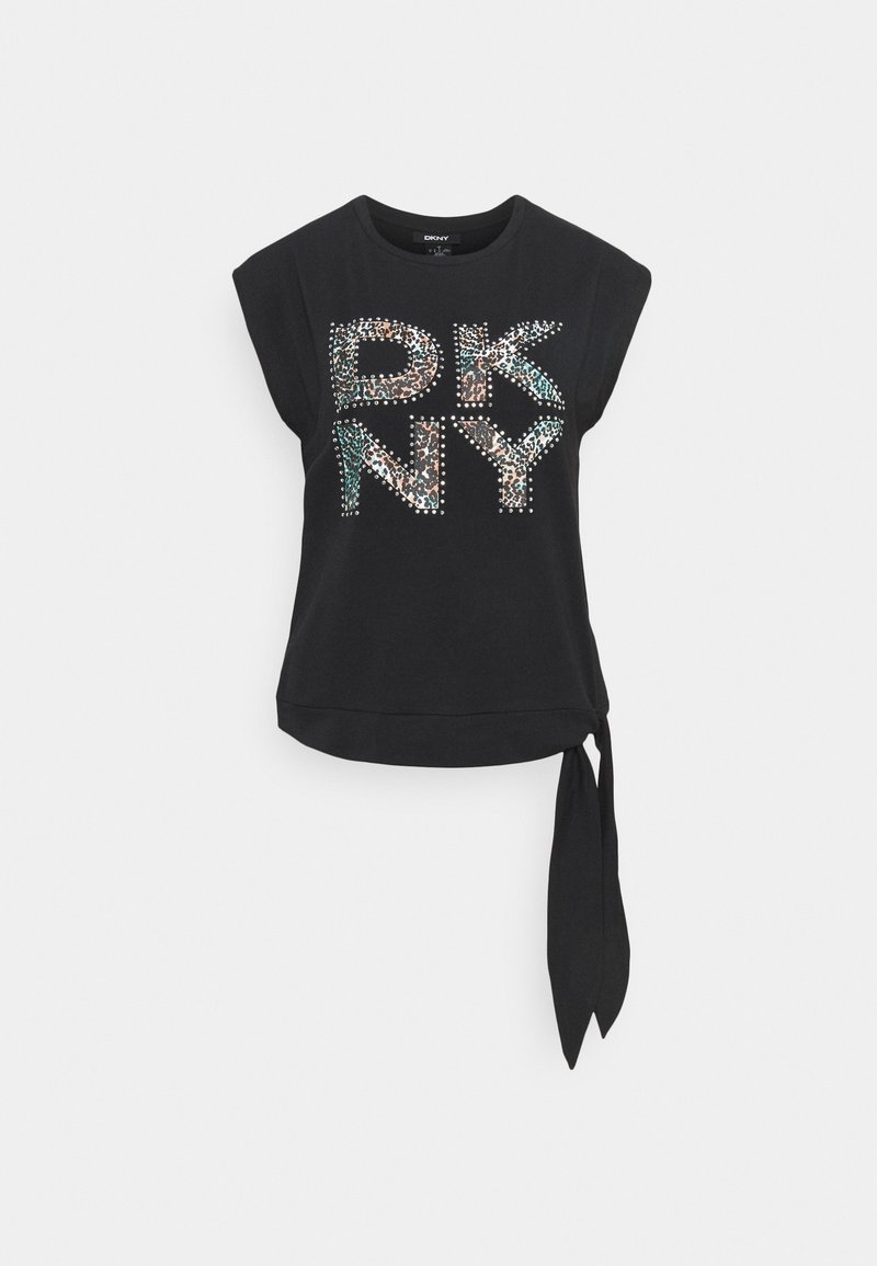 Lyhythihainen musta paita, jossa on "DKNY"-logo metallinhohtoisilla niiteillä. Sisältää sivusoljen yksityiskohtana. Pehmeää ja sileää kangasta.