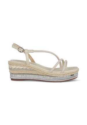 Sandalias de cuña con parte superior de cuero beige, tiras finas, plataforma de yute trenzado y detalles metálicos en la suela.