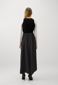 Pieces PCKLARISA LONG SKIRT - Maxi szoknya - black