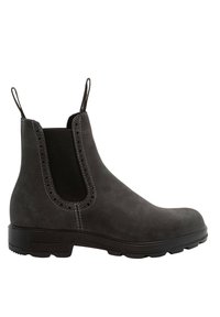 Grijze suède Chelsea boot met elastische zijpanelen, trekhaakjes en een gestructureerde zwarte rubberen zool. Met geperforeerde details op de bovenkant.