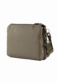 Sac bandoulière en tissu marron texturé avec fermeture éclair, sangle réglable et détails en métal. Forme rectangulaire, design polyvalent.