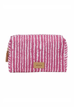 Bolsa rectangular de tela rosa con rayas blancas verticales, una borla marrón en la cremallera lateral y una etiqueta de cuero con la palabra "VERDE" en el frente.