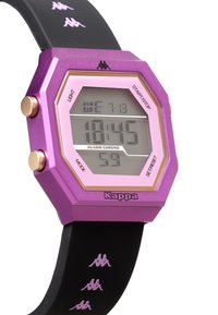 Reloj digital con una caja octagonal morada y acentos rosas, correa de goma negra con logotipos y una pantalla digital clara.