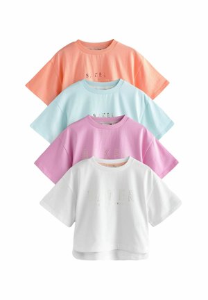 Cuatro camisetas de algodón de manga corta en colores pasteles: melocotón, azul claro, rosa y blanca. Cada una presenta un texto destacado "BAKER" en un diseño contrastante.
