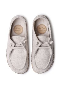 Grijze gevoerde slippers met een ovale vorm, voorzien van een gevlochten jute zool, gestikte accenten en een label aan de binnenzijde met de merknaam.