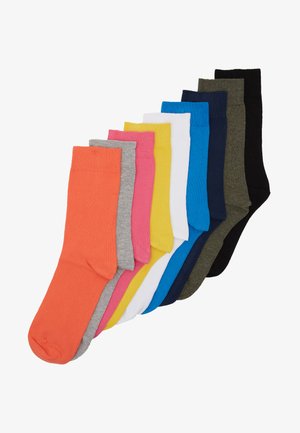 Chaussettes de type crew assorties dans différentes couleurs : orange, rose, gris, jaune, blanc, bleu, bleu marine, noir et vert olive. Matière en mélange de coton.