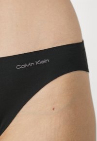 Calvin Klein Underwear BIKINI 3 PACK INVISIBLES COTTON - Klasični kroj - black/white/island reef