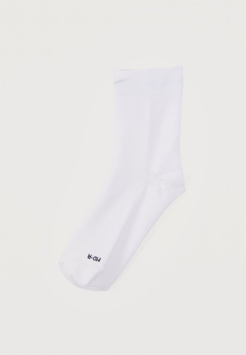 Λευκό αστραγάλιο καλτσάκι από διαπνέον ύφασμα, με ριμπ μανσέτα και λεία υφή, με ετικέτα στο πλάι που αναγράφει 'M-0'.