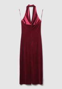 Burgunderfarbendes Samt-Halterkleid mit tiefem V-Ausschnitt, schmalen Trägern, einem vorderen Schlitz und tailliertem Design. Glatte Textur, bodenlanger Stil.