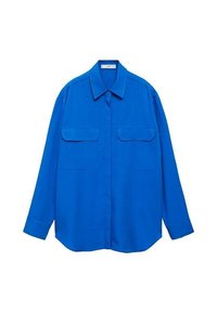 Camisa azul de manga larga en tela lisa con cuello clásico, dos bolsillos en el pecho y dobladillo recto.