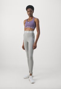 adidas Performance POWERREACT MEDIUM-SUPPORT TECHFIT - Brassières de sport à maintien normal - shadow violet