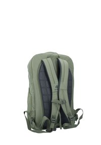 Olivgrüner Rucksack mit gepolstertem Mesh-Rückenpanel, verstellbaren Riemen und mehreren Fächern. Merkmale sind strapazierfähiger Stoff und robustes Zubehör.