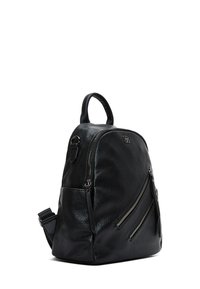Zaino in pelle nera con superficie testurizzata, tasche frontali con zip, manico superiore e tracolle laterali regolabili.