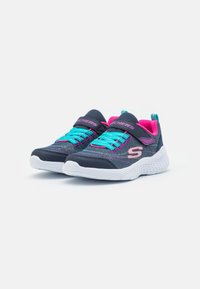 Blå mesh-sneakers med rosa detaljer och turkosa snören. Har gummisula och en logotyp på sidan; vadderad krage för komfort.